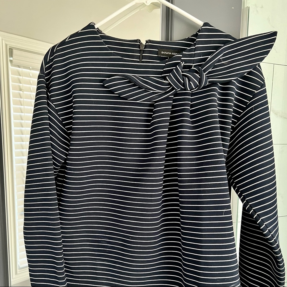 Banana Republic long sleeve structured boat neck top